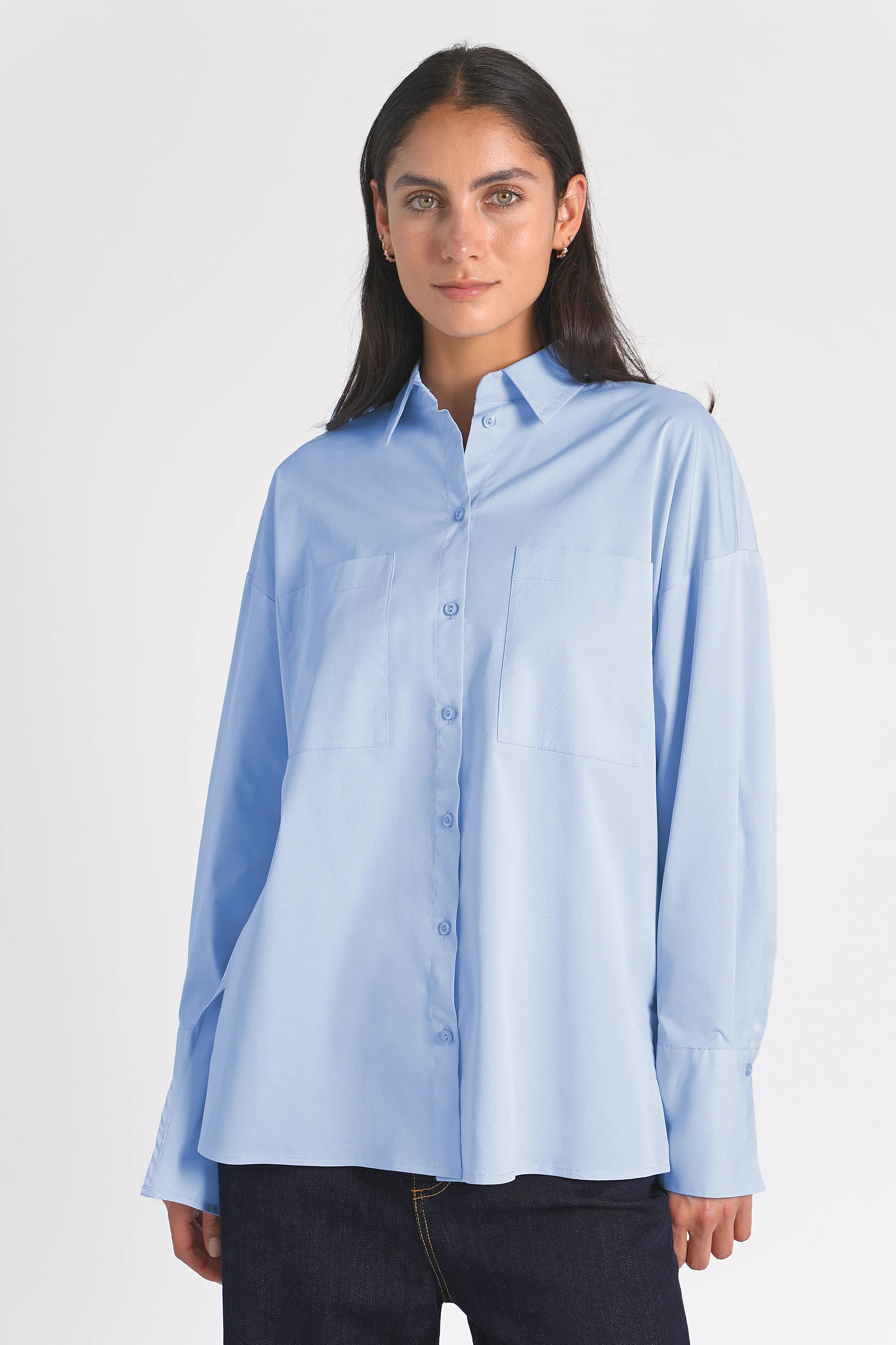 Damenbluse LEA.K Loose Fit aus locker geschnittenem Baumwollpopeline mit Hemdkragen und Brusttaschen in Hellblau.