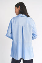 LEA.K Loose Fit Bluse aus Baumwollpopeline mit geradem Schnitt, verlängertem Rückenteil und Rückenfalte in hellblau