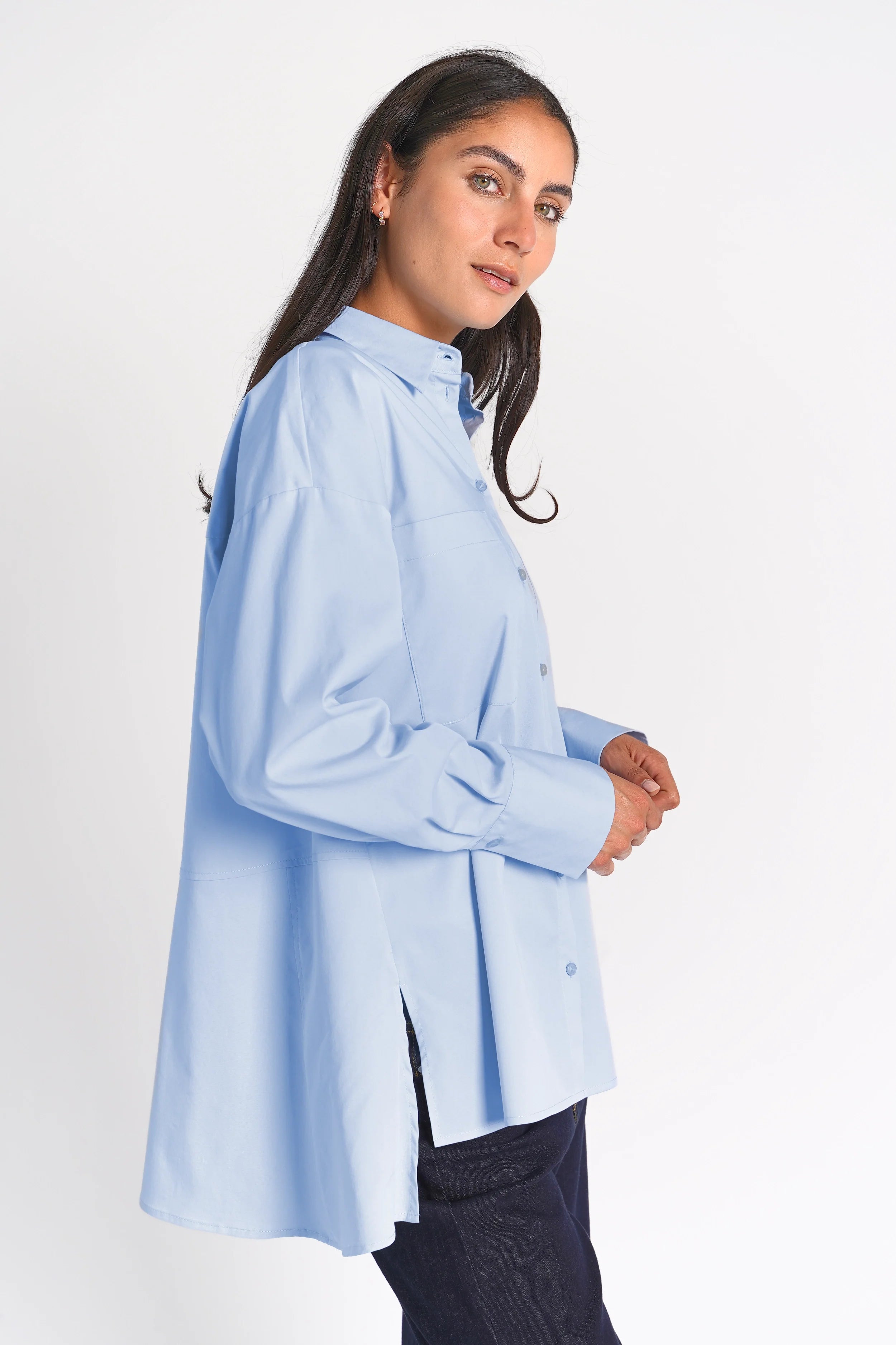LEA.K Loose Fit Bluse aus Baumwollpopeline mit Hemdkragen, gerader Silhouette und verlängertem Rückenteil in Hellblau