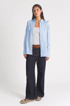 leichte blaue LEA.K Loose Fit Bluse aus Baumwollpopeline mit Hemdkragen und Brusttaschen