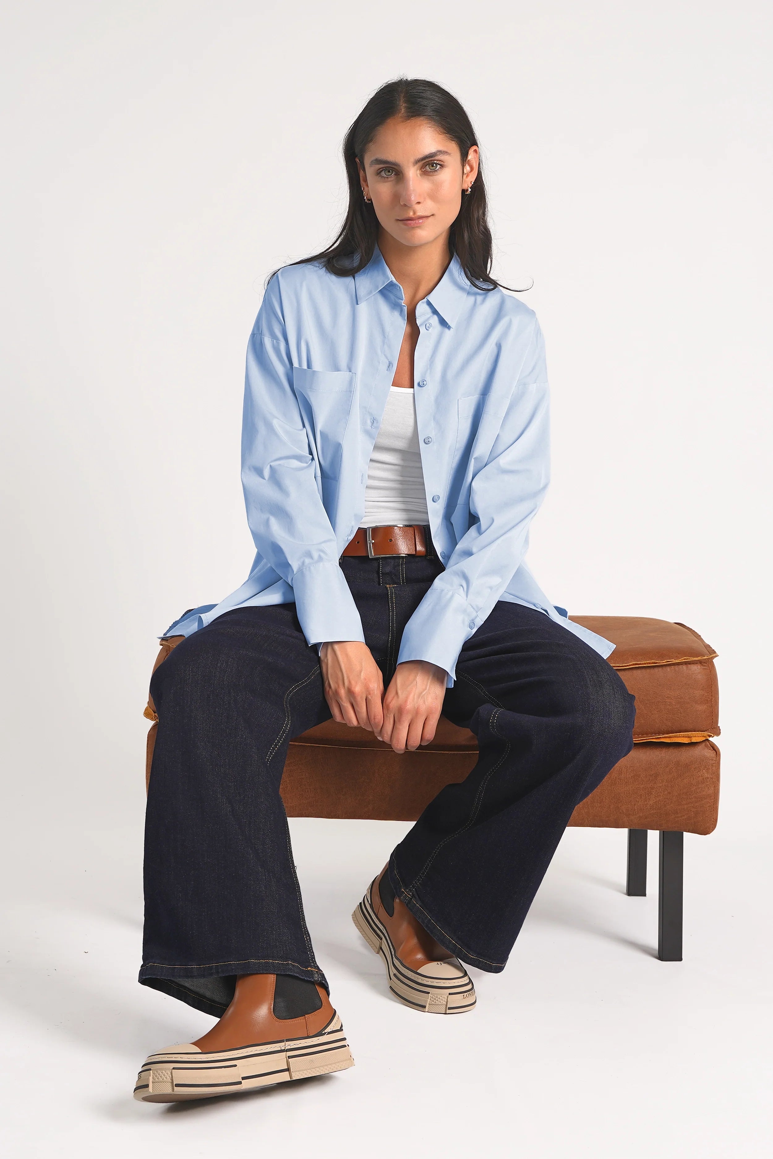 Frau trägt LEA.K Loose Fit Bluse aus hellblauem Baumwollpopeline mit gerader Silhouette und Brusttaschen