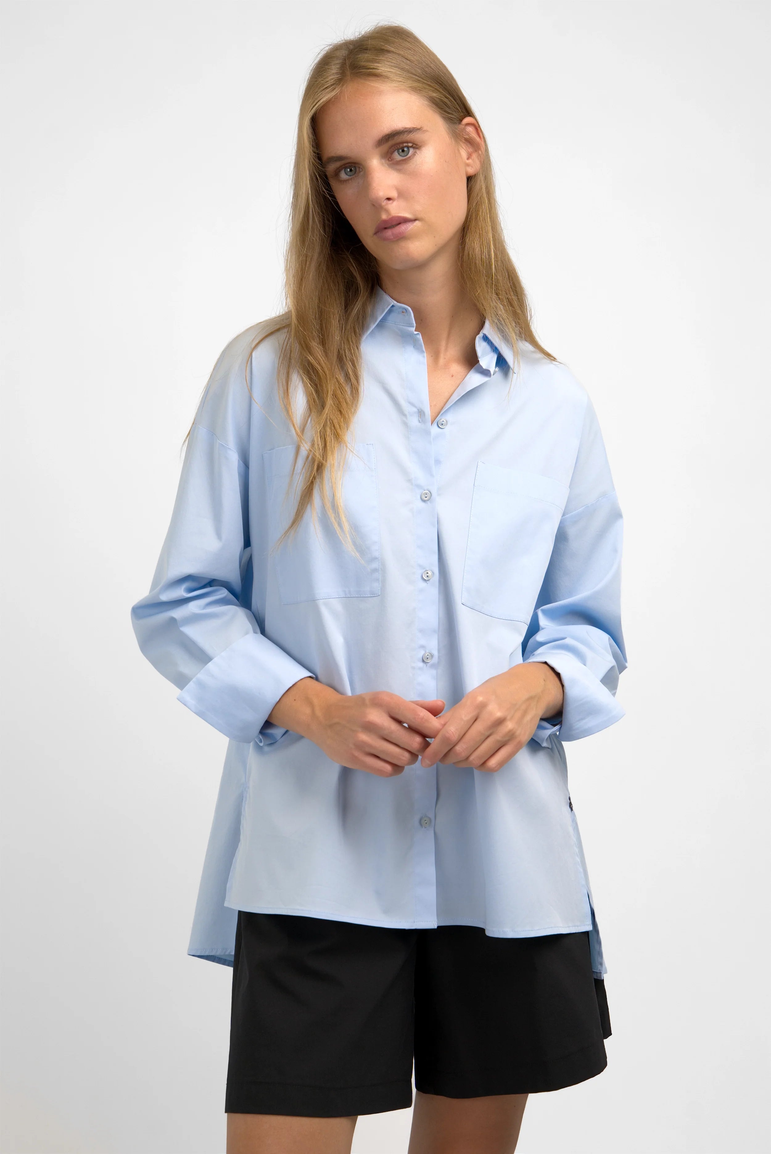 LEA.K Loose Fit Popelinbluse mit Hemdkragen und trapezförmigem Rücken in Hellblau