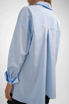 LEA.K Loose fit light blue poplin blouse with trapeze back and button cuffs