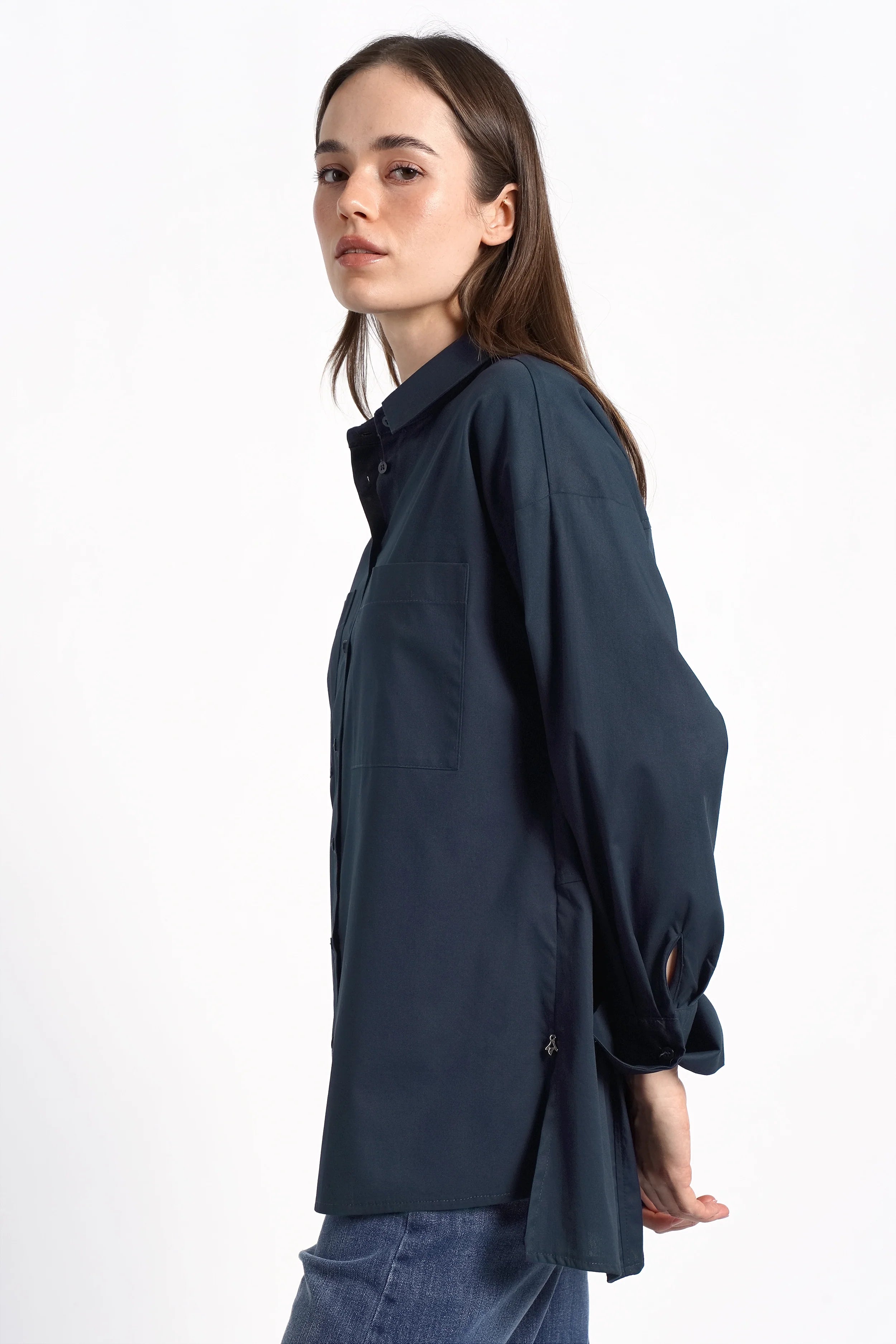 Damen LEA.K Loose Fit Bluse aus Baumwollpopeline mit Hemdkragen und Brusttaschen in Dunkelblau