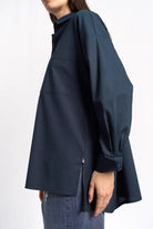 Dunkelblaue LEA.K Loose Fit Bluse aus Baumwollpopeline mit Hemdkragen und Brusttaschen