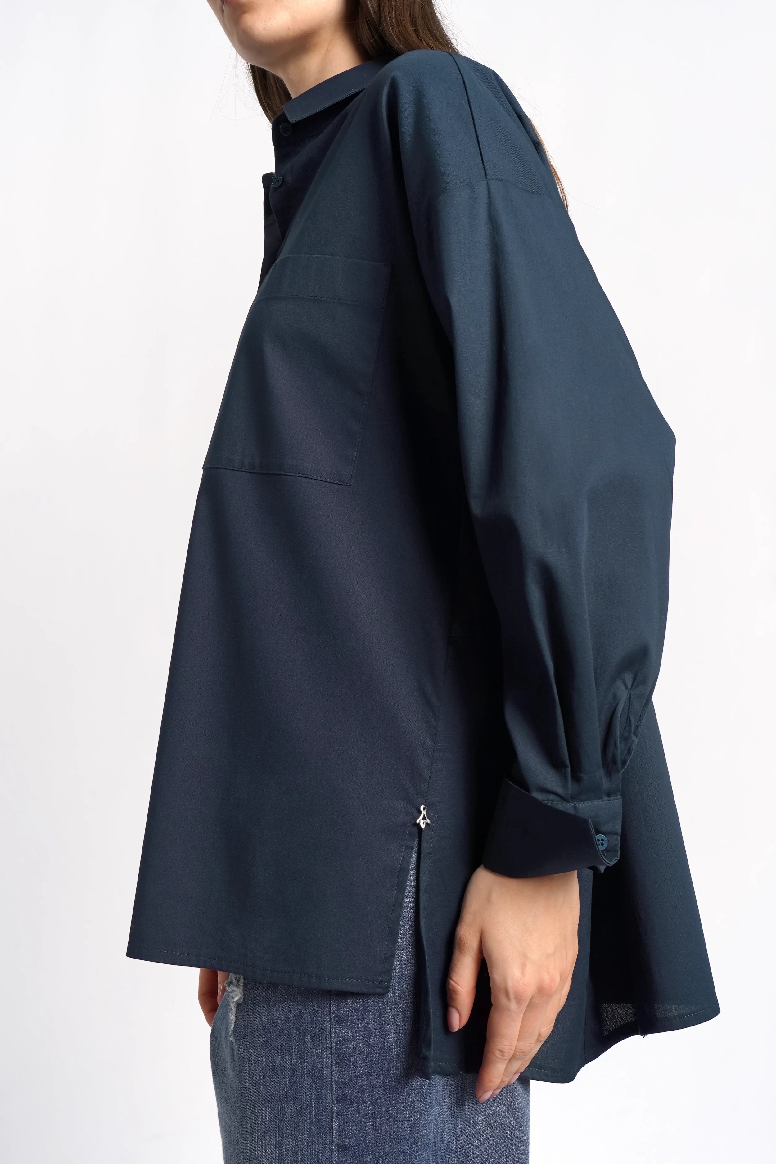 Dunkelblaue LEA.K Loose Fit Bluse aus Baumwollpopeline mit Hemdkragen und Brusttaschen