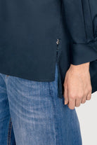 LEA.K Loose Fit Bluse navy blue cotton poplin blouse with side slit and buttoned cuff detail