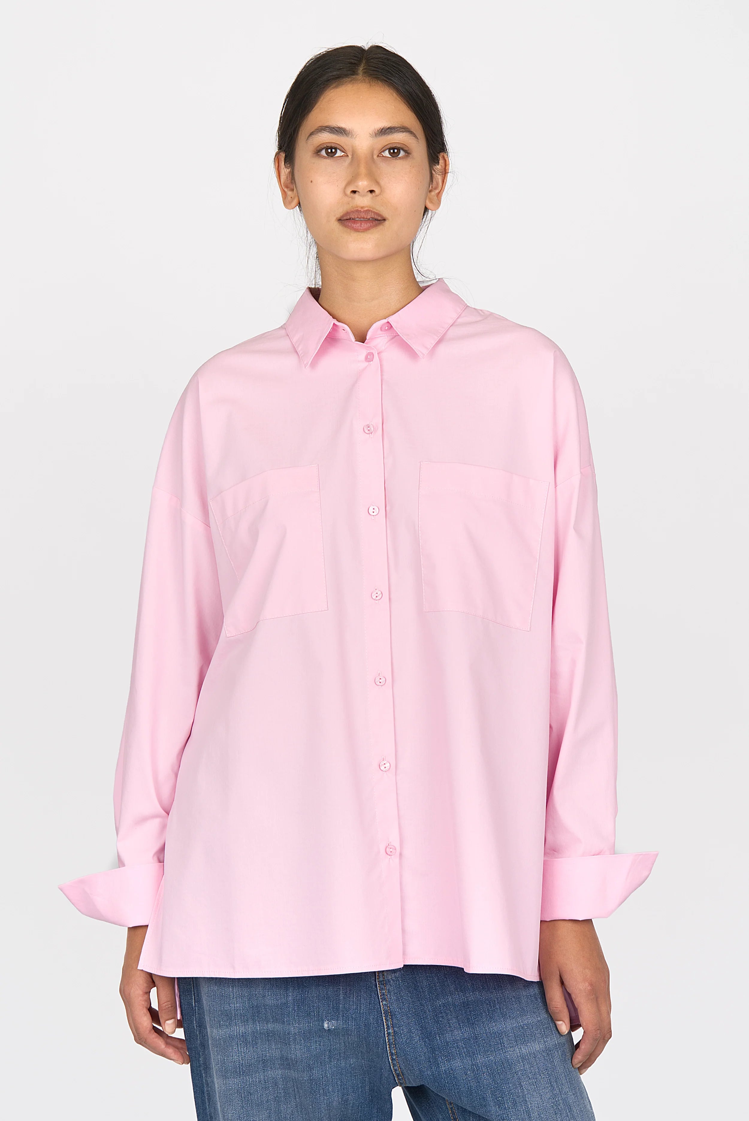LEA.K Loose Fit pink cotton poplin blouse with chest pockets and extended back hem