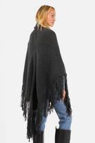 LEDANI Oversized Strick-Dreieckstuch mit Fransen, grob gestrickt, große Dreiecksform, Ajourdetails, lange Fransen, vielseitig tragbar, One Size, lässig zum Layern