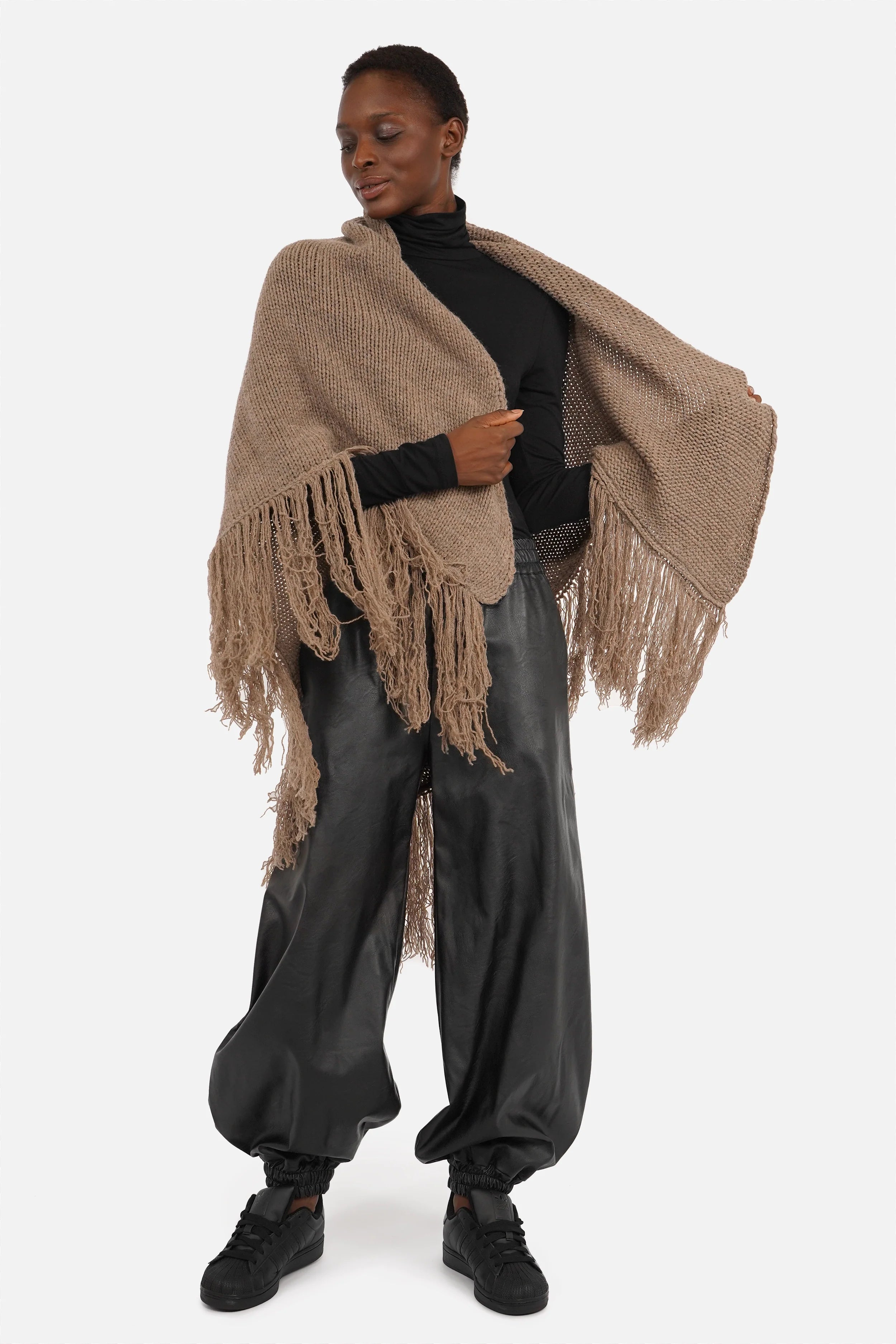 LEDANI Oversized Strick-Dreieckstuch mit Fransen aus weicher, grob gestrickter Qualität und dekorativen Ajourdetails, vielseitig tragbar als Tuch, Schal oder Cape