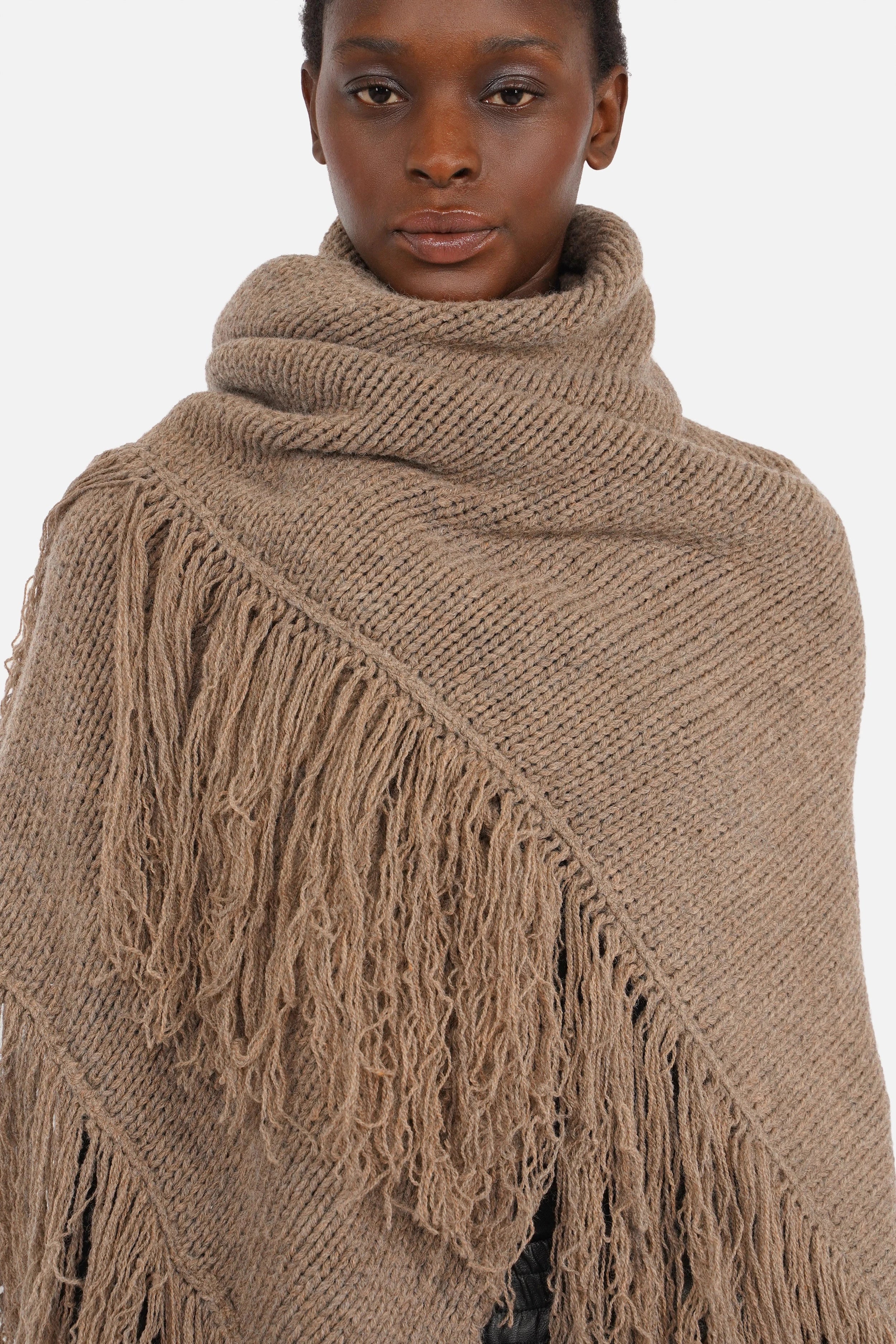 LEDANI Oversized Strick-Dreieckstuch mit grober Strickqualität und langen Fransen