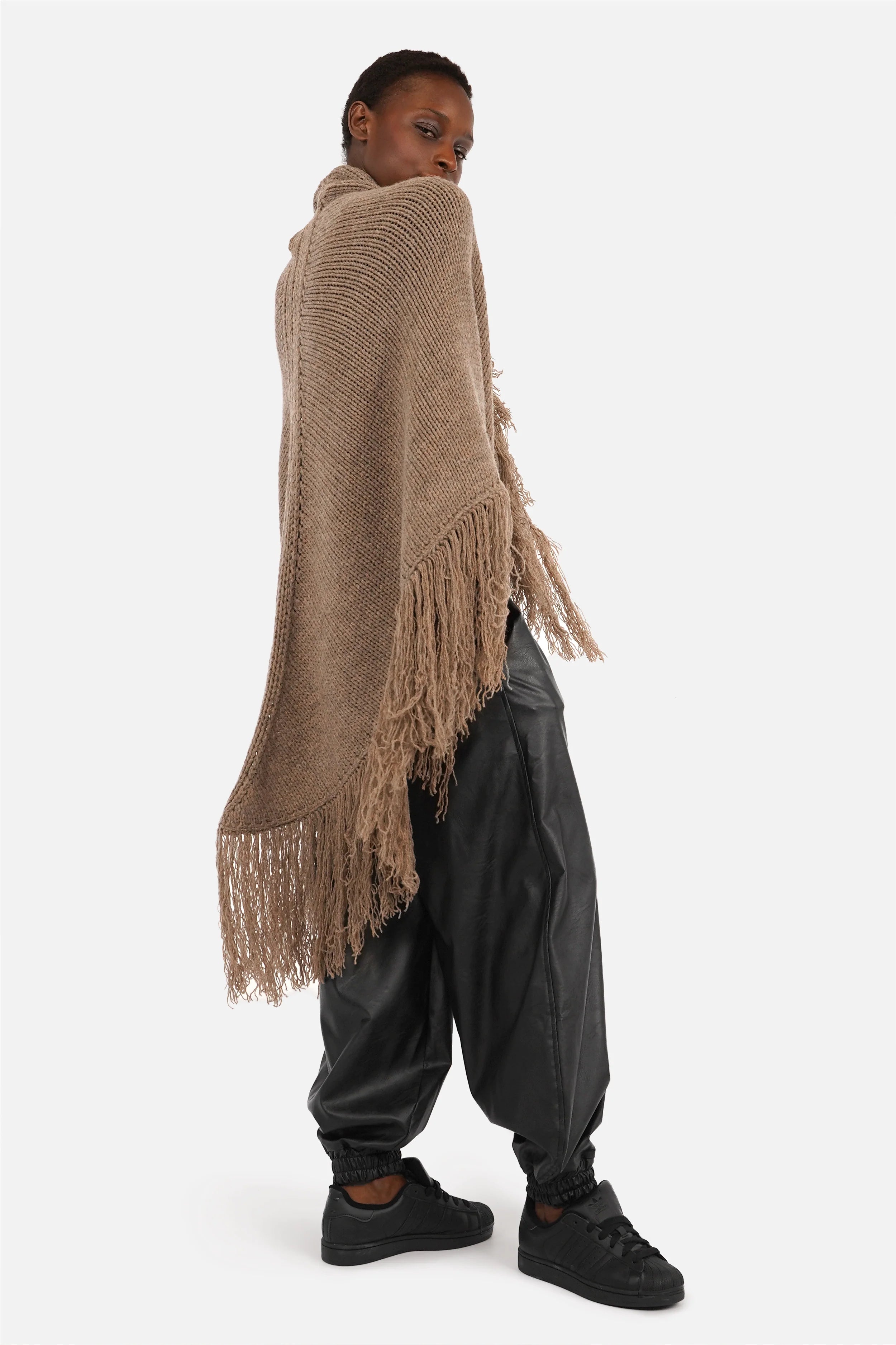 LEDANI Oversized Strick-Dreieckstuch mit langen Fransen und dekorativen Ajourdetails in grob gestrickter Qualität, vielseitig tragbar als Schal oder Cape