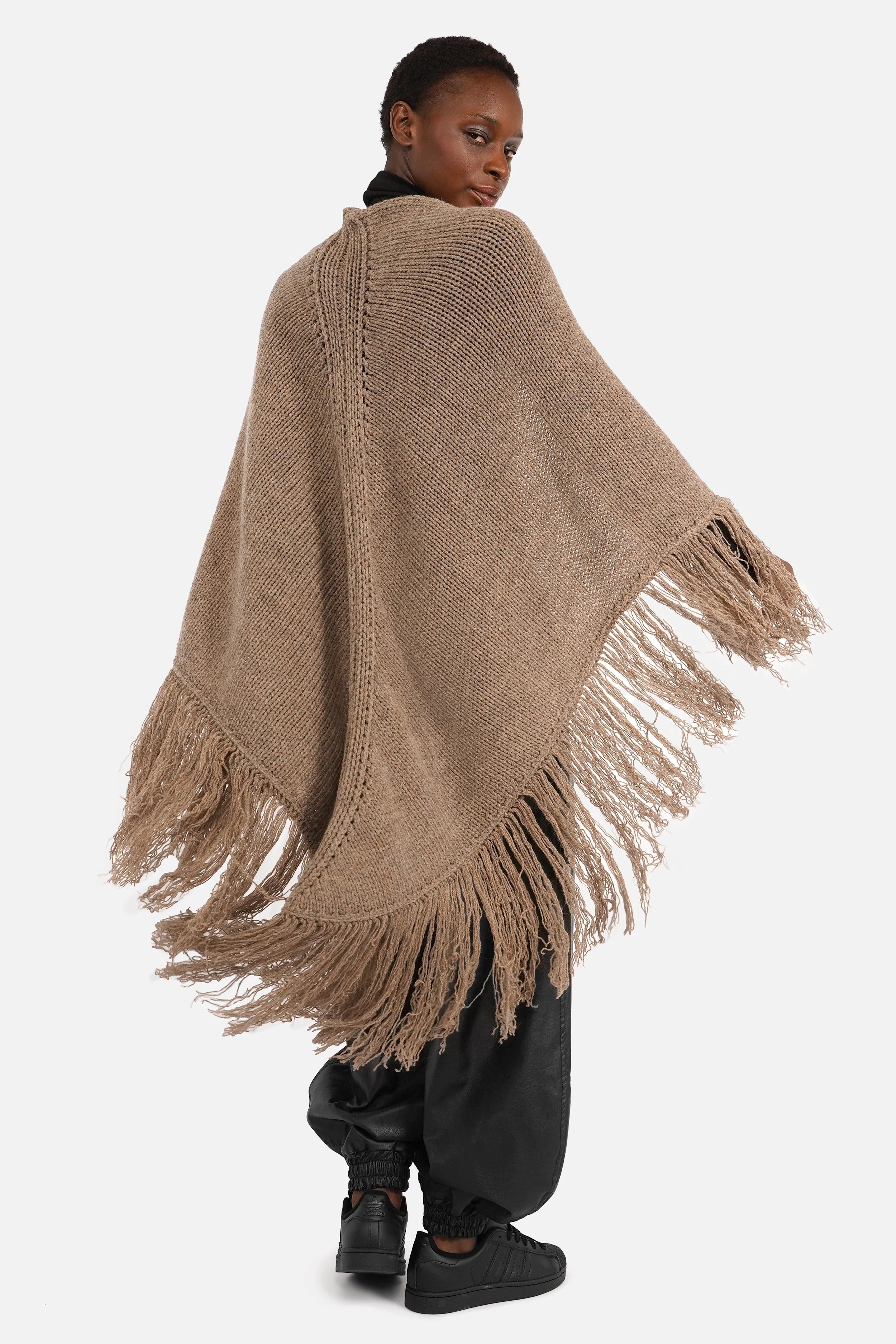 LEDANI Oversized Strick-Dreieckstuch mit Fransen, grob gestrickt, große Dreiecksform, vielseitig als Schal oder Cape, in beige