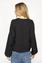 LEOPE V-Neck Bluse aus Ramie mit feiner Krinkel-Optik und weiten Ballonärmeln mit Gummibund in Schwarz, Rückenansicht