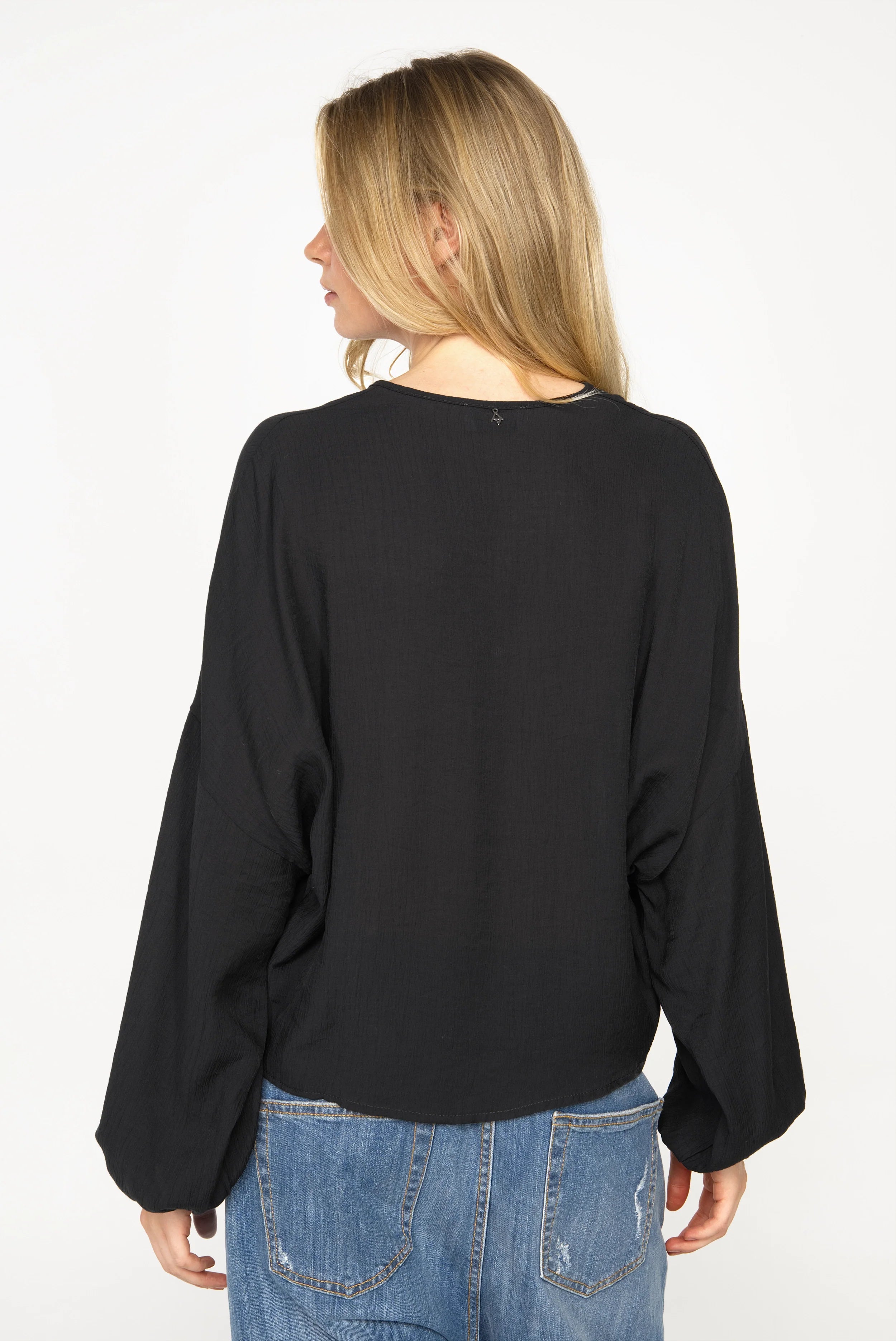 LEOPE V-Neck Bluse aus Ramie mit feiner Krinkel-Optik und weiten Ballonärmeln mit Gummibund in Schwarz, Rückenansicht