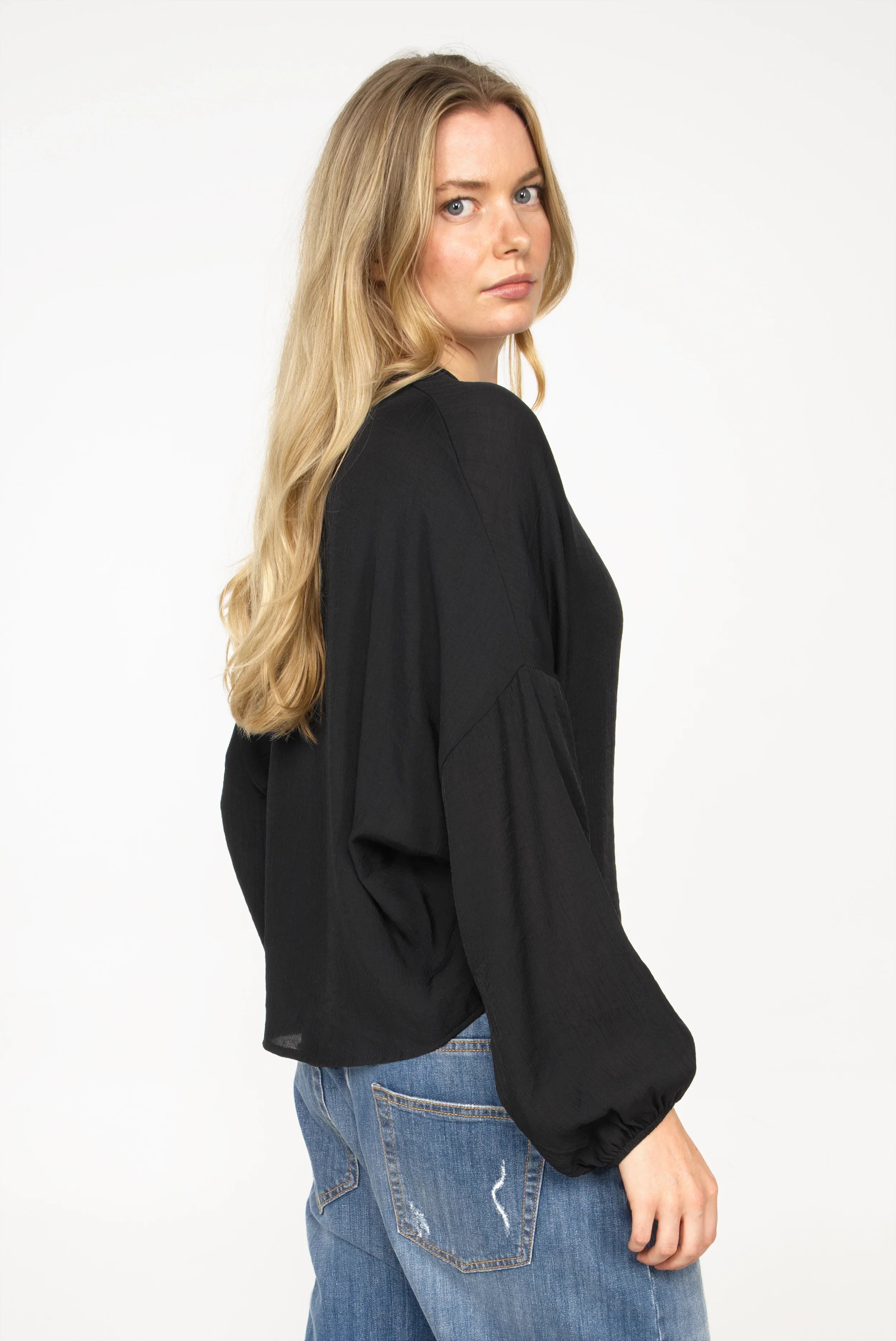 LEOPE V-Neck Bluse aus Ramie mit V-Ausschnitt, weiten Ballonärmeln und feiner Krinkel-Optik in Schwarz