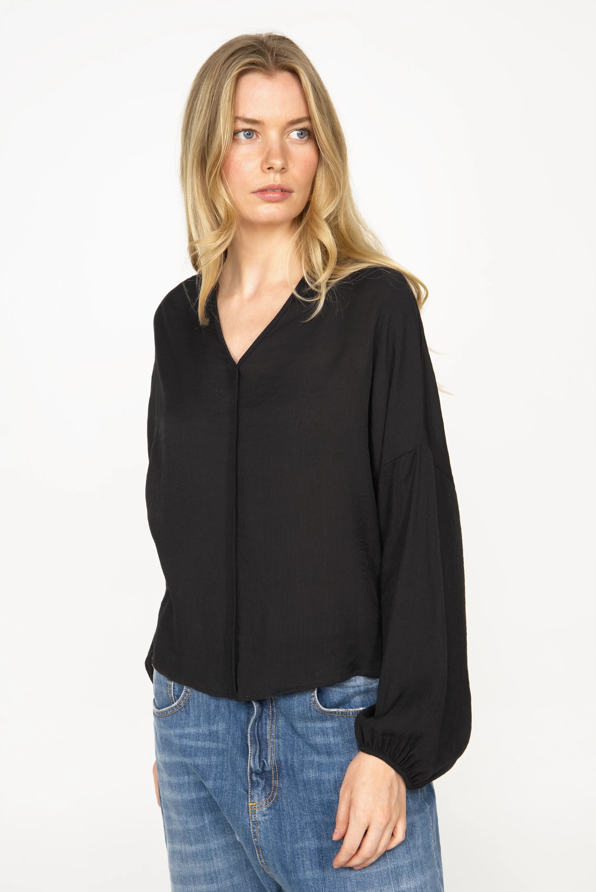 LEOPE V-Neck Bluse aus Ramie mit V-Ausschnitt, überschnittenen Schultern und weiten Ballonärmeln mit Gummibund in Schwarz