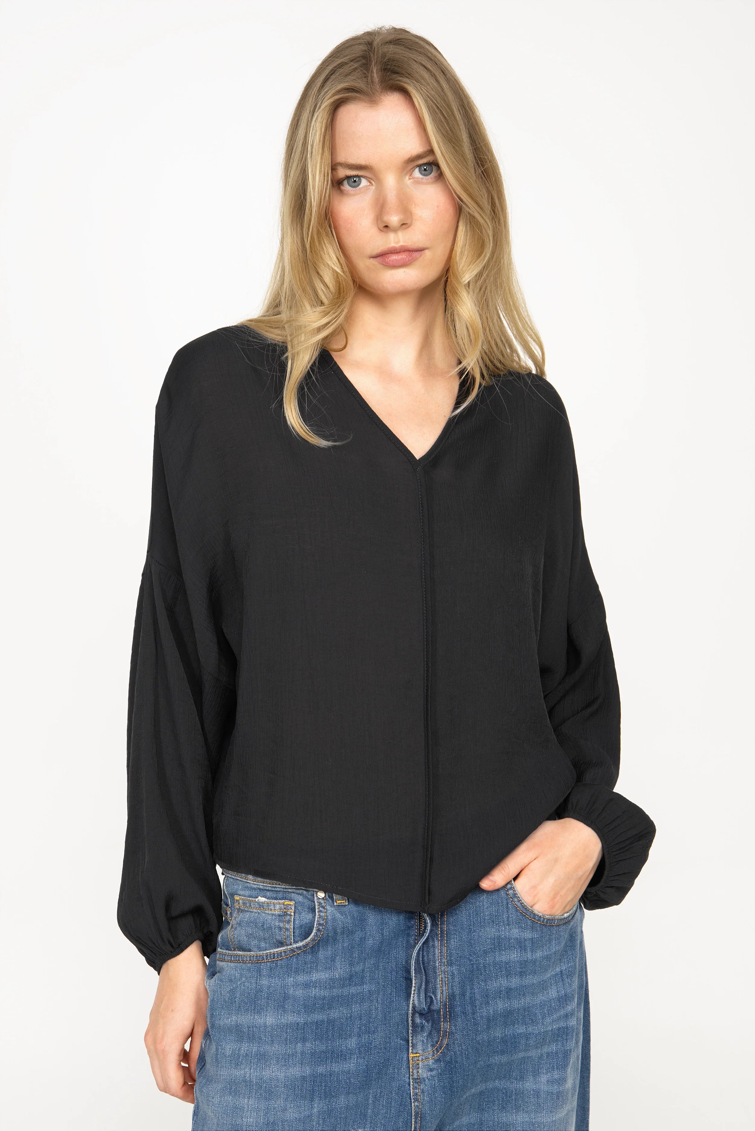 LEOPE V-Neck Bluse aus feiner Ramie mit V-Ausschnitt und weiten Ballonärmeln in Schwarz