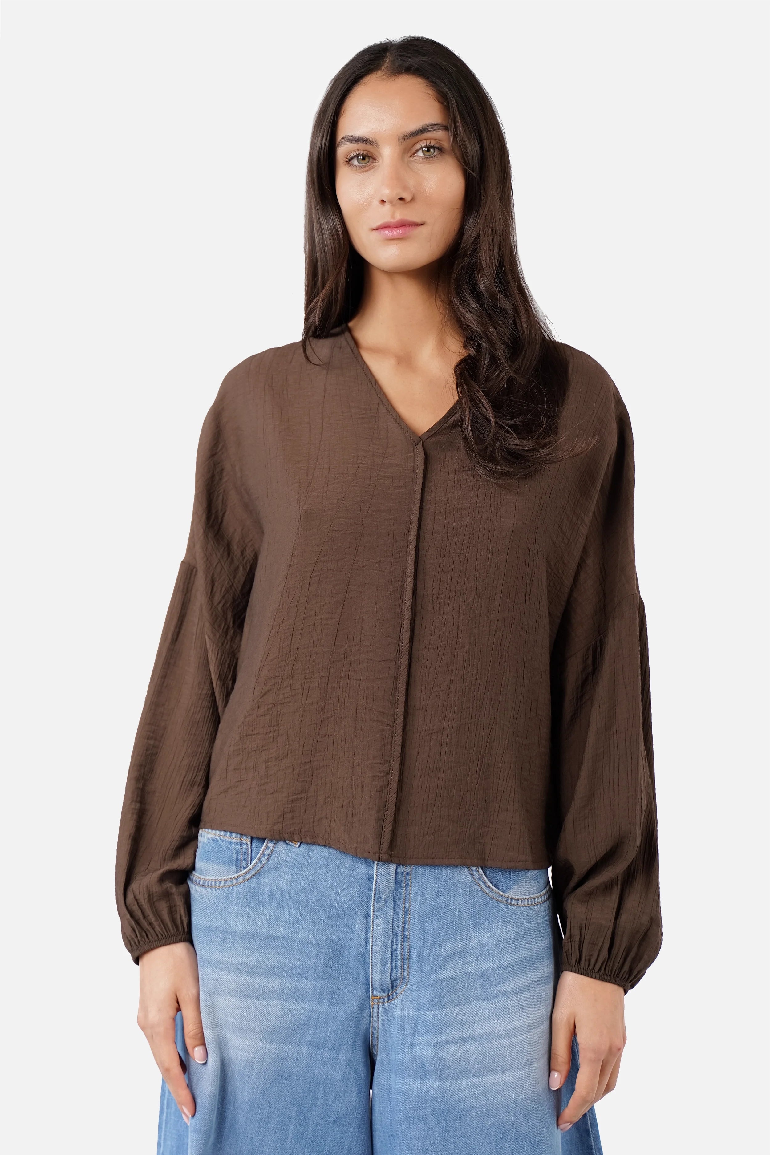 V-Ausschnitt Bluse aus Ramie mit Ballonärmeln und entspannter Silhouette