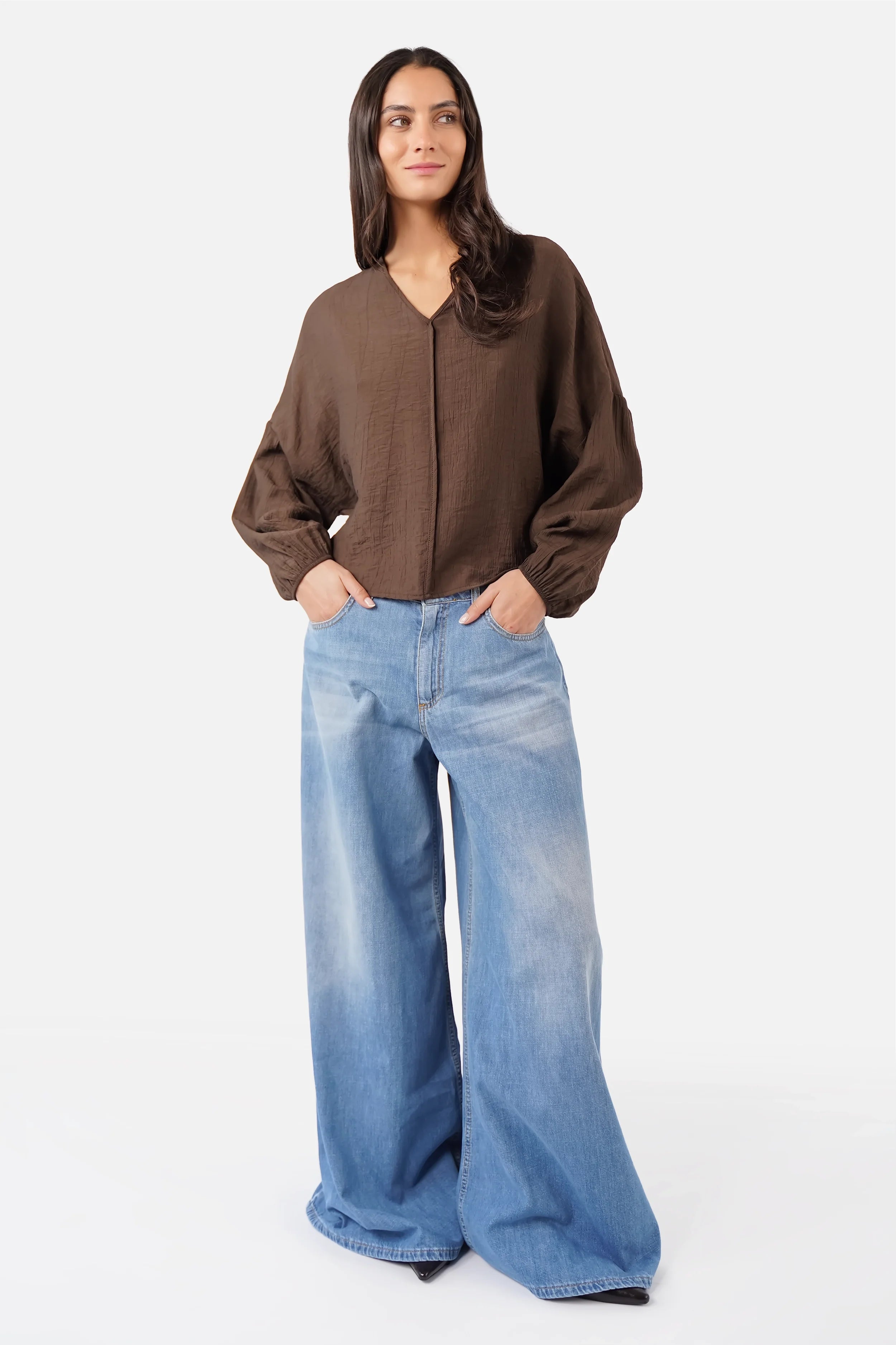 V-Ausschnitt Bluse aus Ramie mit Krinkel-Optik, Ballonärmeln und überschnittenen Schultern