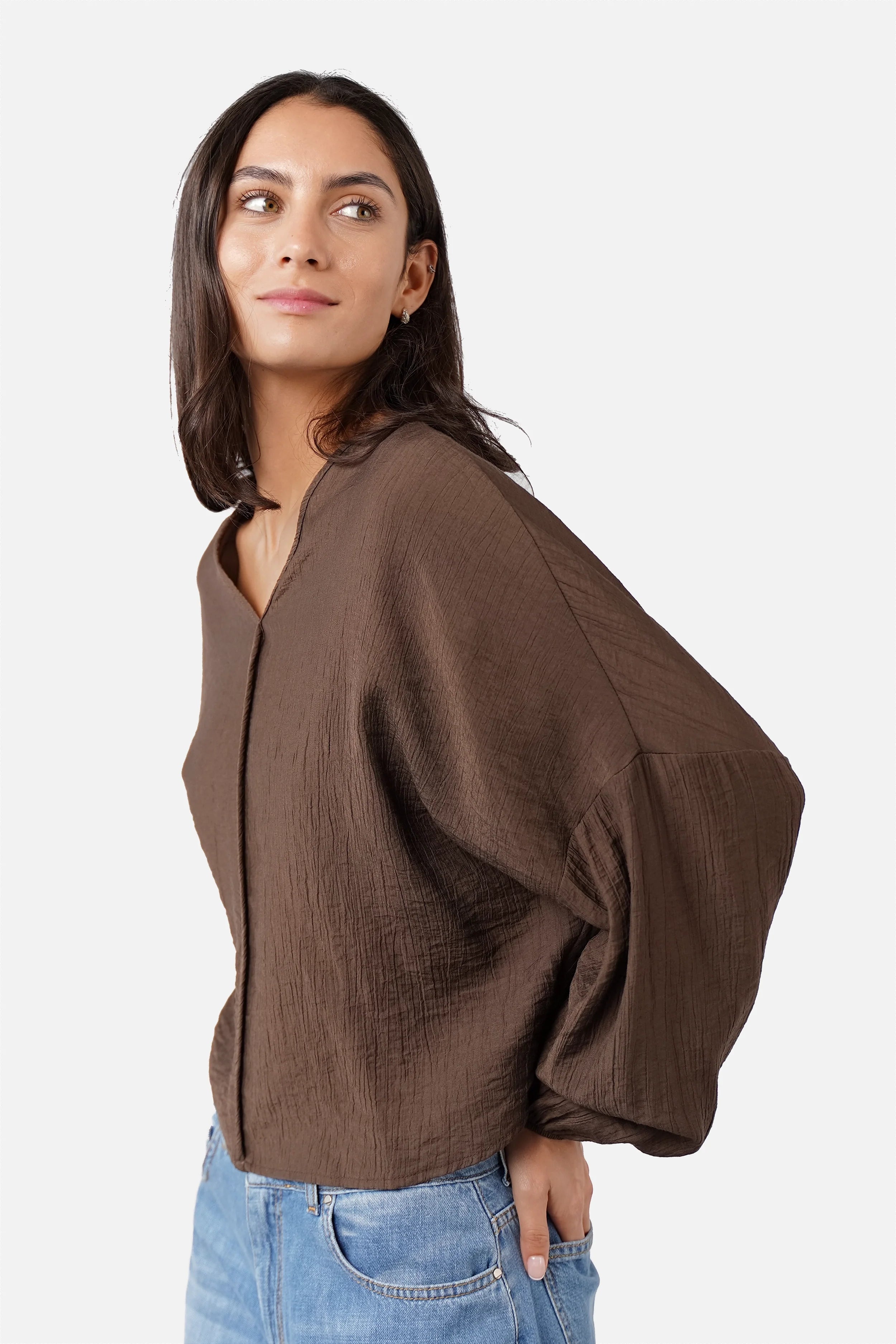 V-Ausschnitt Bluse aus Ramie mit weiten Ballonärmeln und entspannter Silhouette