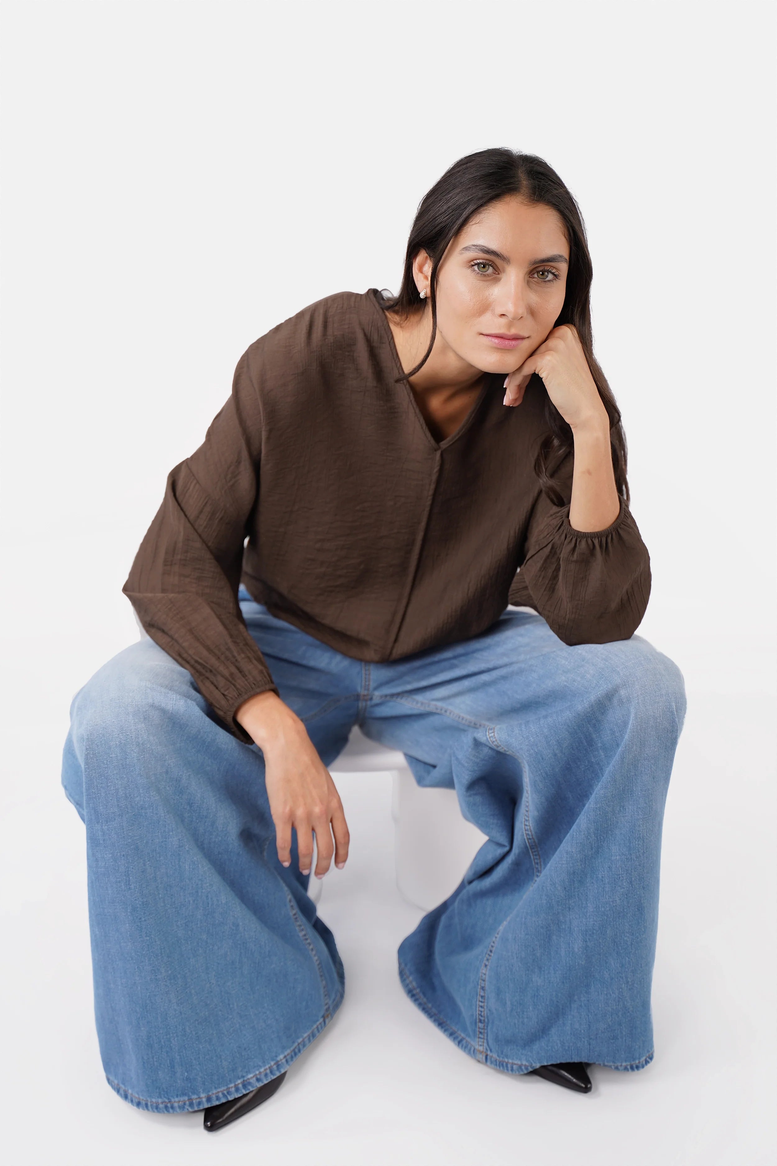 V-Ausschnitt Bluse aus Ramie mit feiner Krinkel-Optik und weiten Ballonärmeln