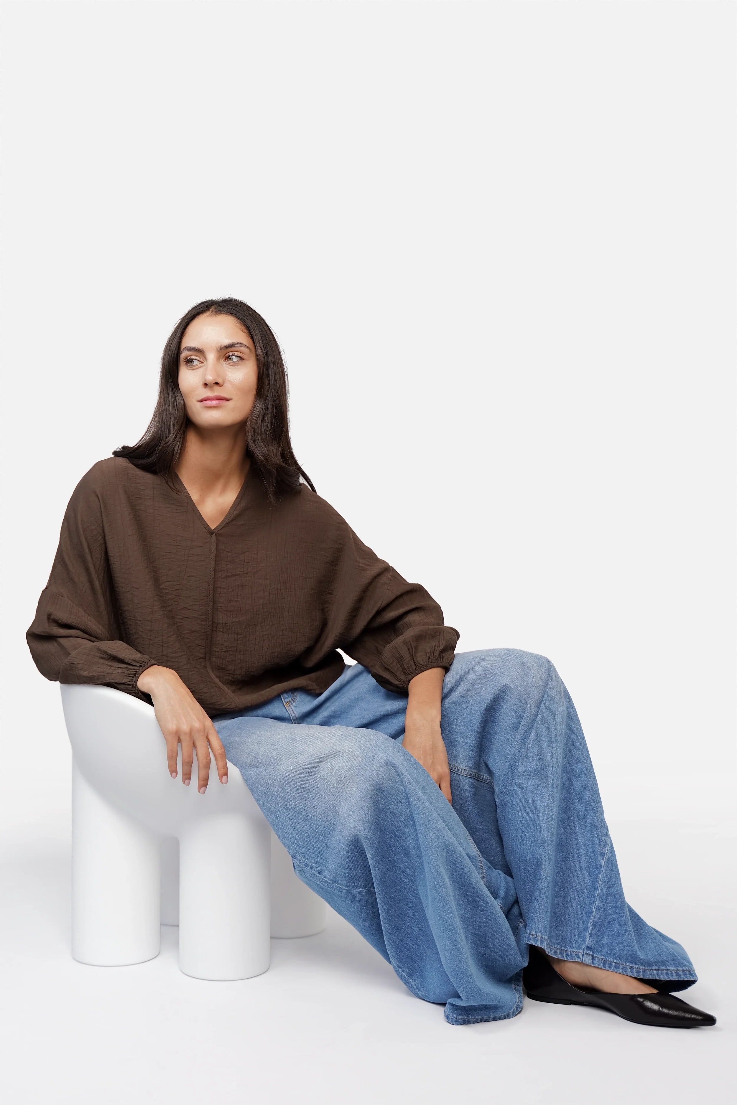 V-Ausschnitt Bluse aus Ramie mit Ballonärmeln und entspannter Silhouette