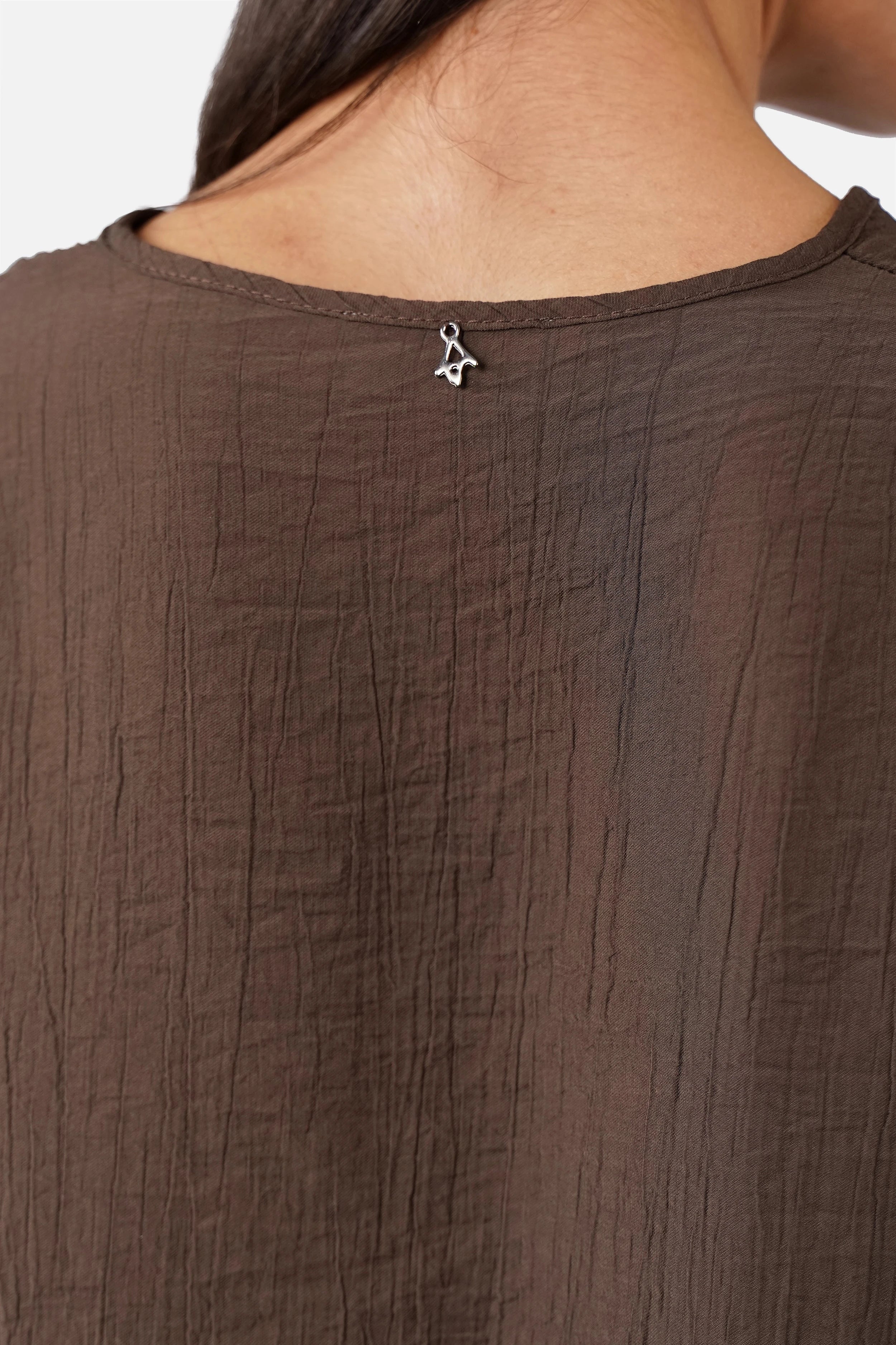 V-Ausschnitt Bluse aus Ramie mit Krinkel-Optik und weiten Ballonärmeln