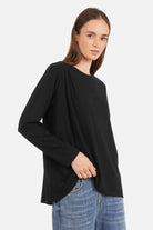LILLA Longsleeve aus fließendem Viskosejersey mit Rundhalsausschnitt und dekorativen Falten, leicht ausgestellte A-Linie, regular fit in Größe S.