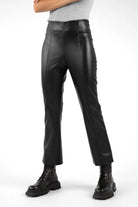 LIMGARD Flared Eco-Lederhose black cropped high-waist eco-leather pants with flared legs and vertical seams