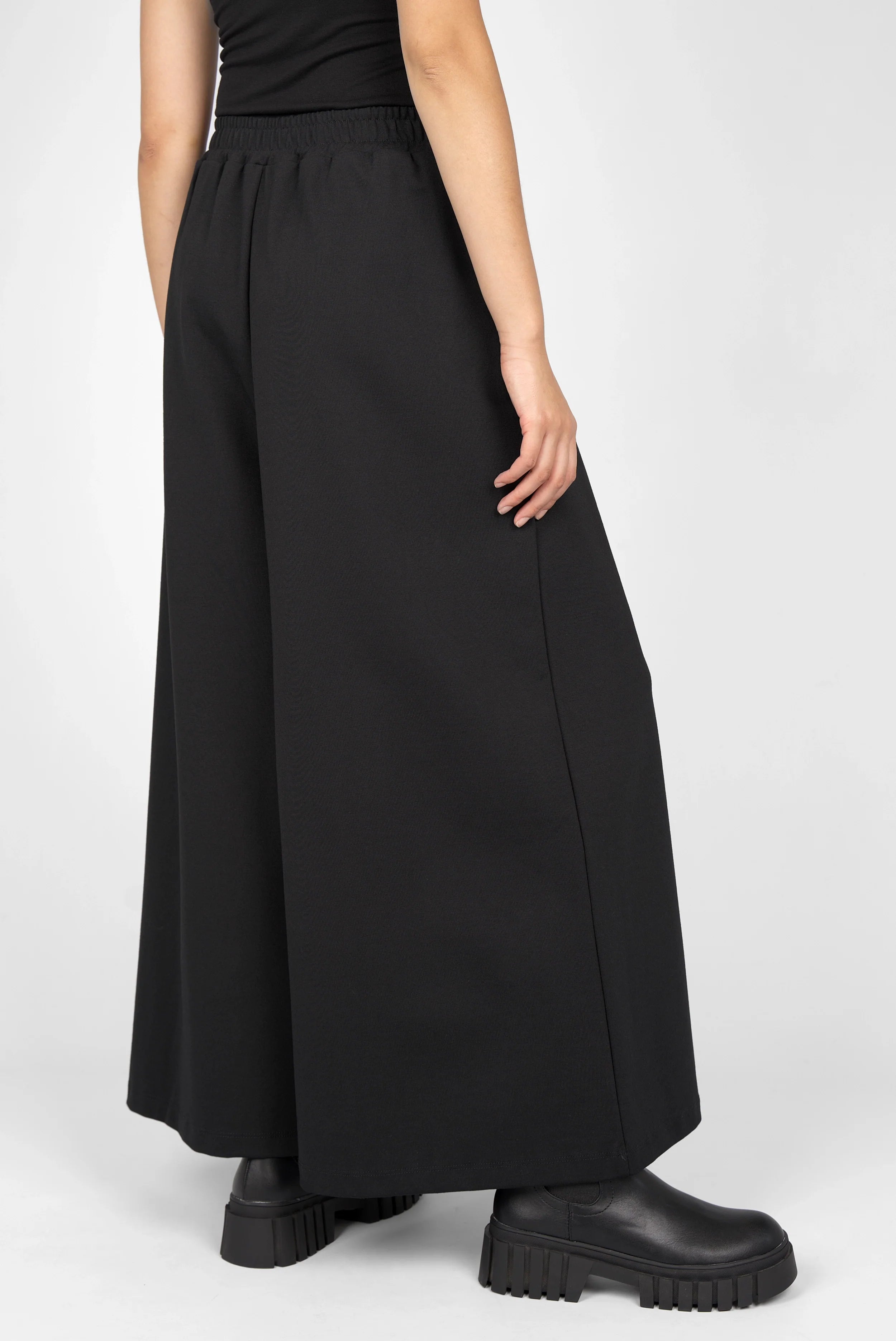 LINNEE Wide-Leg-Hose aus Interlock-Qualität mit weitem Bein, Gummibund und seitlichen Taschen in Schwarz.