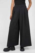 LINNEE Wide-Leg-Hose aus weicher Interlock-Qualität mit weitem Bein, Gummibund und seitlichen Taschen in Schwarz.