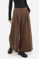 Frau trägt LINNEE Wide-Leg-Hose aus fließender Interlock-Viskose mit weitem Bein und elastischem Bund