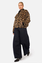 LIORA Leo-Bomberjacke in der Dreiviertelansicht mit voluminösen Ärmeln und seitlichen Eingrifftaschen