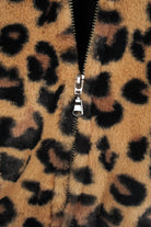 Detail der LIORA Bomberjacke: flauschiger Kunstpelz mit Leopardenmuster und Metallreißverschluss