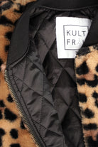 Detail der LIORA Bomberjacke mit schwarzem gestepptem Innenfutter, Rippkragen und KULTFRAU-Etikett