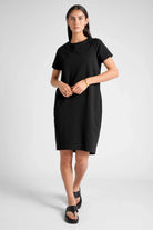 LISSY Kurzarm Sweatkleid in Schwarz, lässige Passform, Rundhalsausschnitt, Raglanärmel, Seitentaschen.