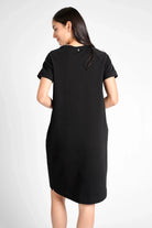 LISSY Kurzarm Sweatkleid in Schwarz mit Raglanärmeln, Rundhalsausschnitt und Seitentaschen.