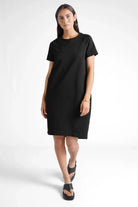 LISSY Kurzarm Sweatkleid in Schwarz mit Rundhalsausschnitt und Raglanärmeln, lässiger Regular Fit, seitliche Taschen.