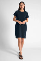 LISSY Kurzarm Sweatkleid in Schwarz mit Rundhalsausschnitt, Raglanärmeln und Seitentaschen, bequem und vielseitig.