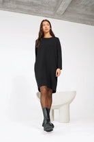 Schwarzes LIZ Sweatkleid mit Relaxed Schnitt, Rundhalsausschnitt und seitlichen Taschen aus weicher Baumwolle