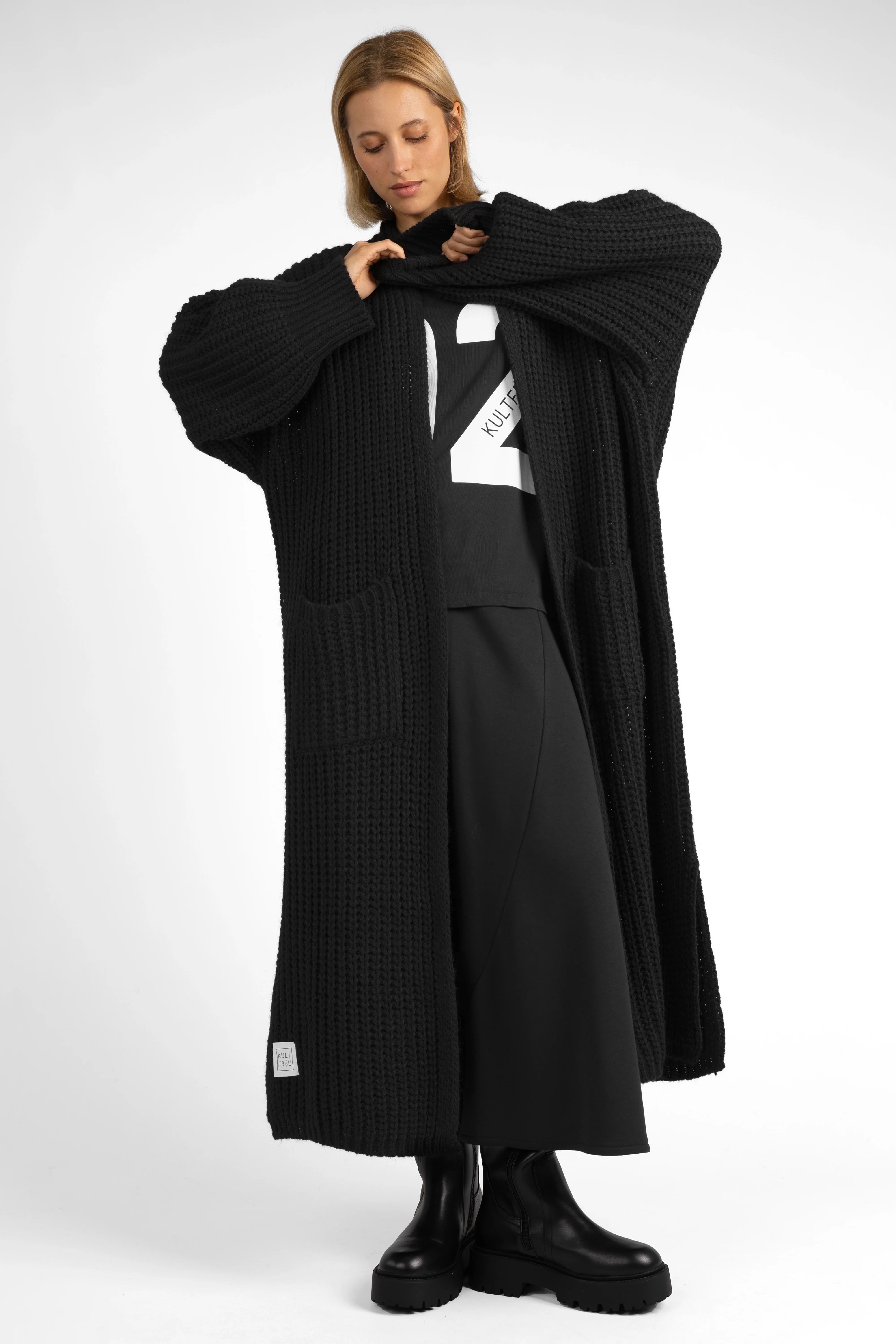 LOLA Strickcardigan oversized black knit cardigan with front pockets and relaxed fit worn open
