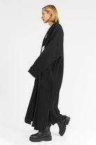 LOLA Strickcardigan oversized, locker geschnitten, offen getragen mit aufgesetzten Taschen, schwarz, lang, cozy und weich