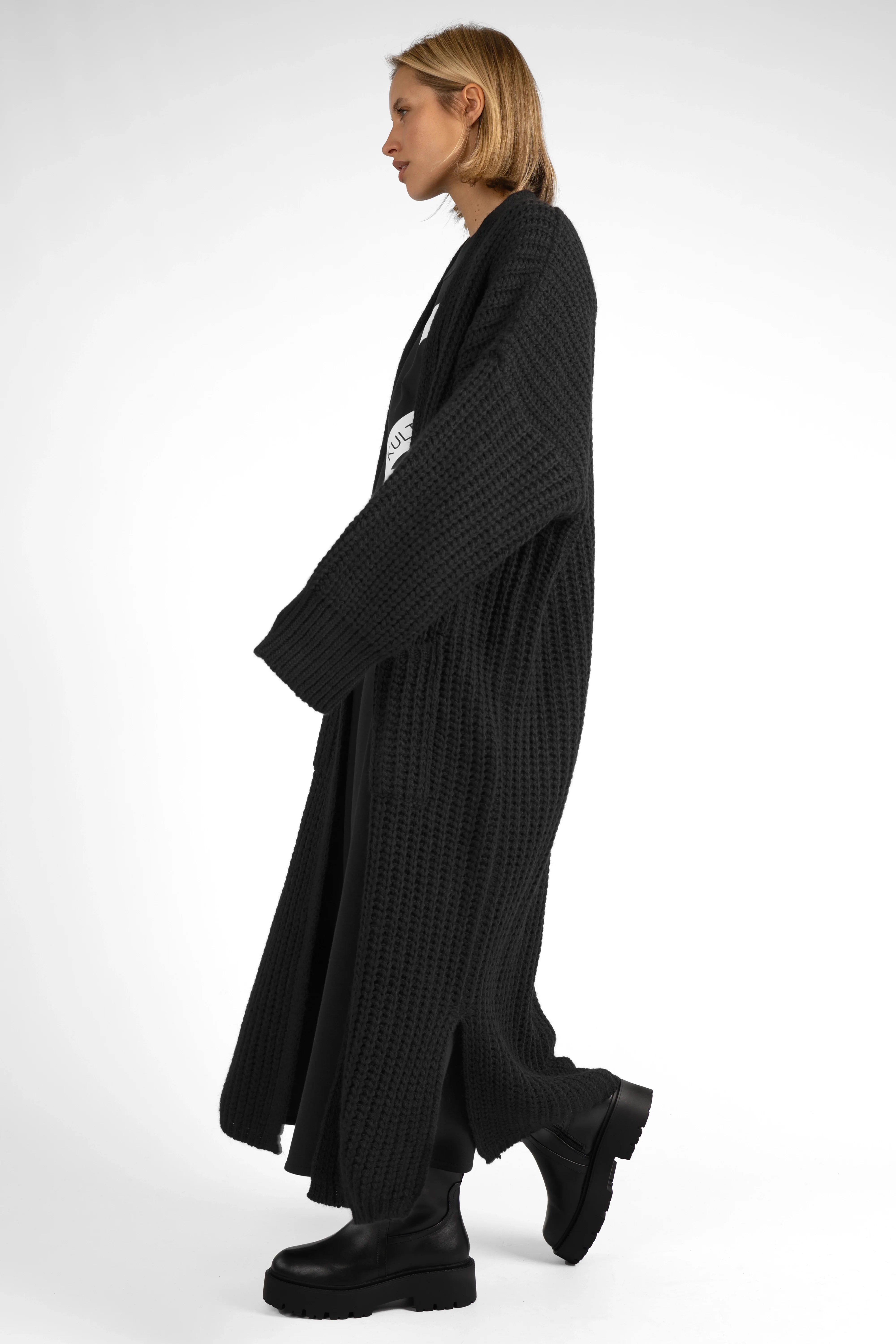 LOLA Strickcardigan oversized black knit open-front cardigan with relaxed fit and long sleeves worn by model