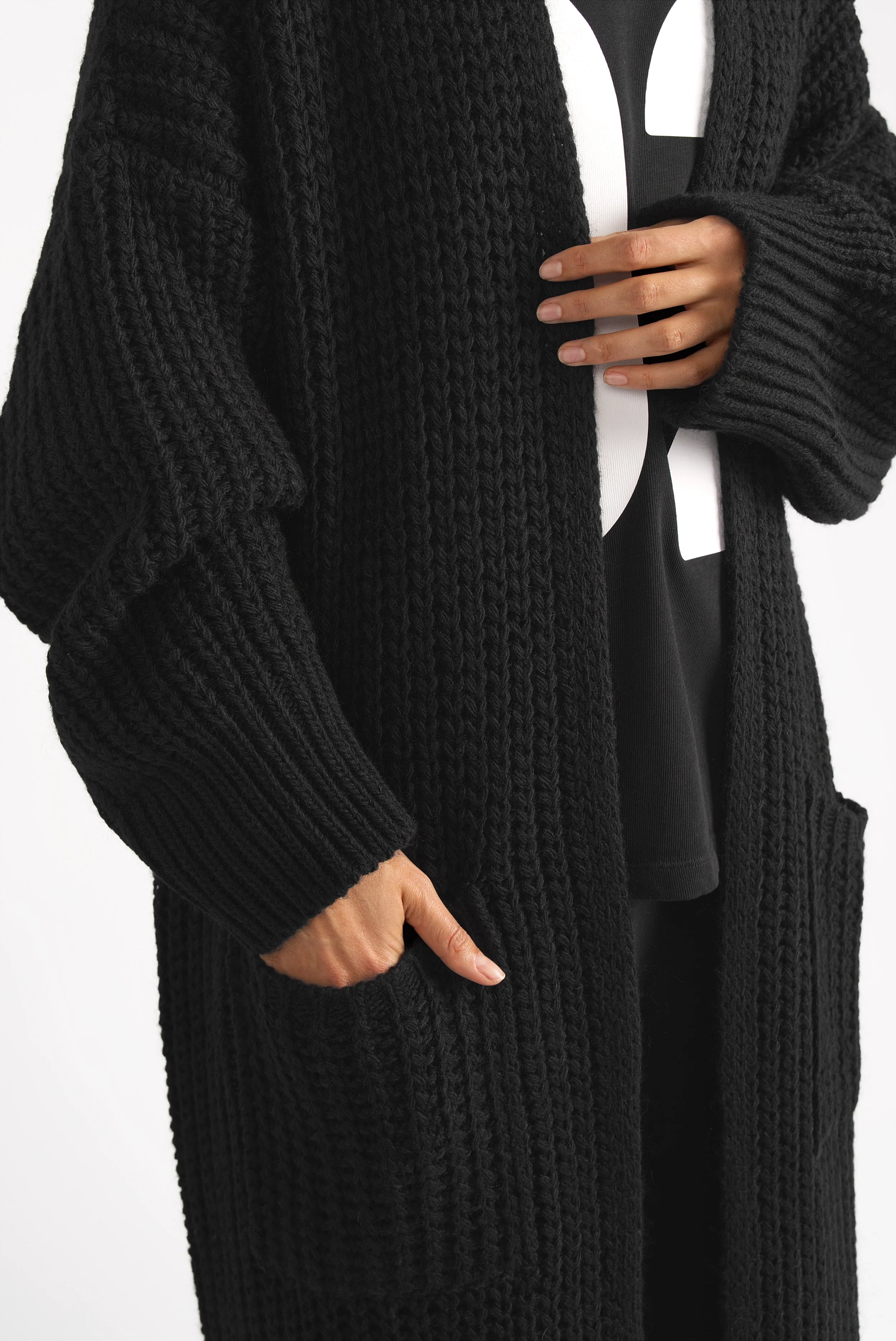 Schwarzer LOLA Strickcardigan mit lockerem Oversize-Schnitt und aufgesetzten Taschen