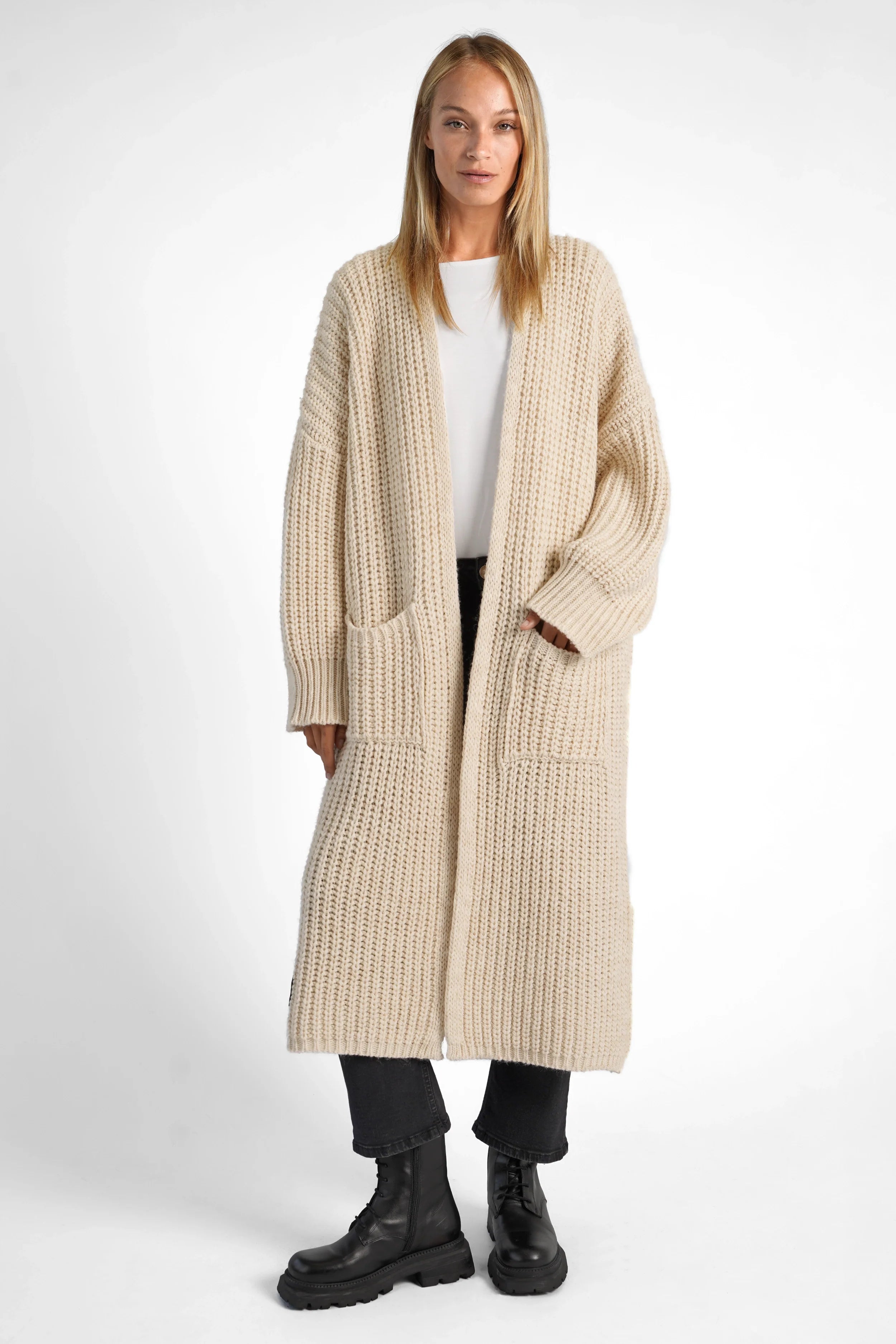 LOLA Strickcardigan langer, oversize Strickcardigan mit aufgesetzten Taschen und lockerem Schnitt in beige