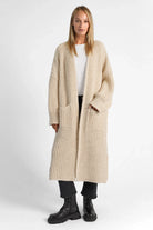 LOLA Strickcardigan oversize beige mit aufgesetzten Taschen und lockerem Schnitt