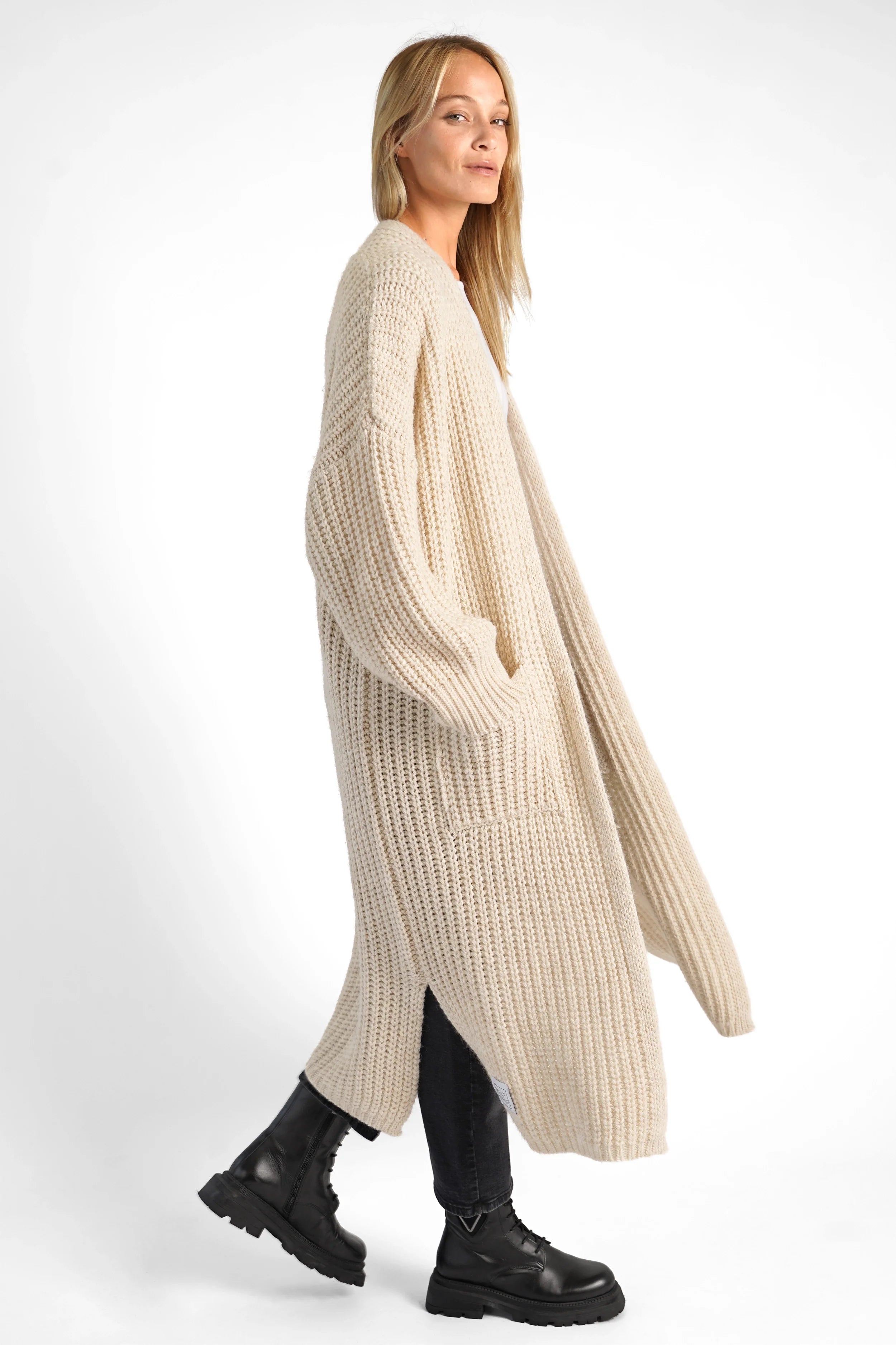 LOLA Strickcardigan oversized, offen, beige, lange Strickjacke mit aufgesetzten Taschen und lockerem Schnitt