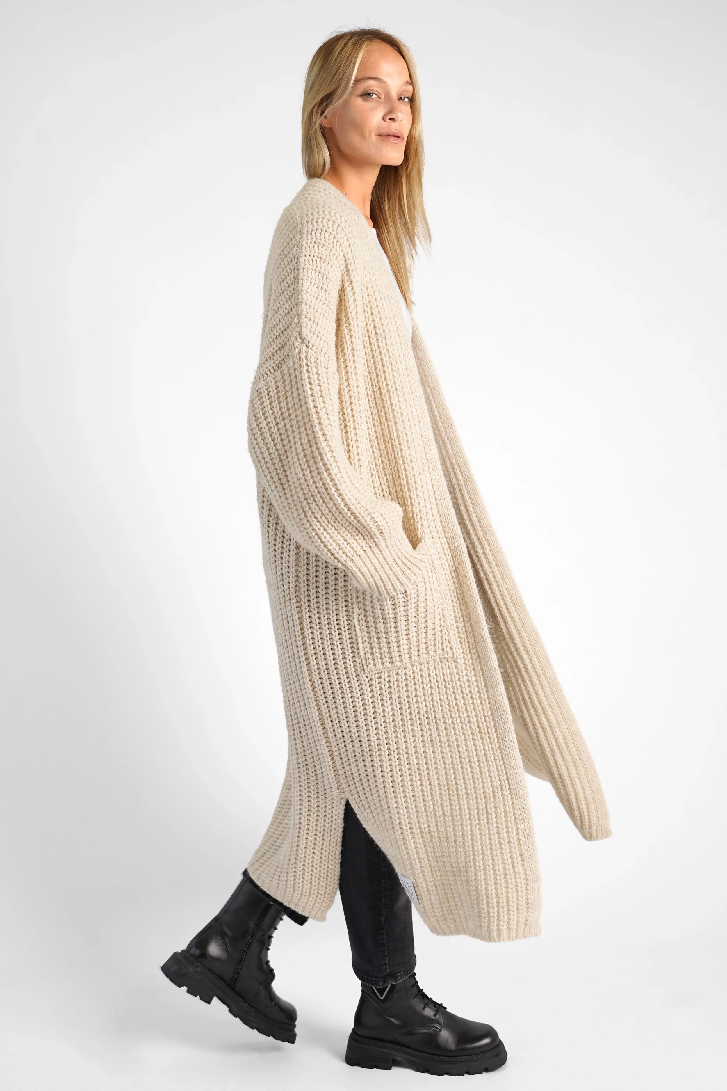 LOLA Strickcardigan beige oversized locker geöffnet mit aufgesetzten Taschen und langem Schnitt