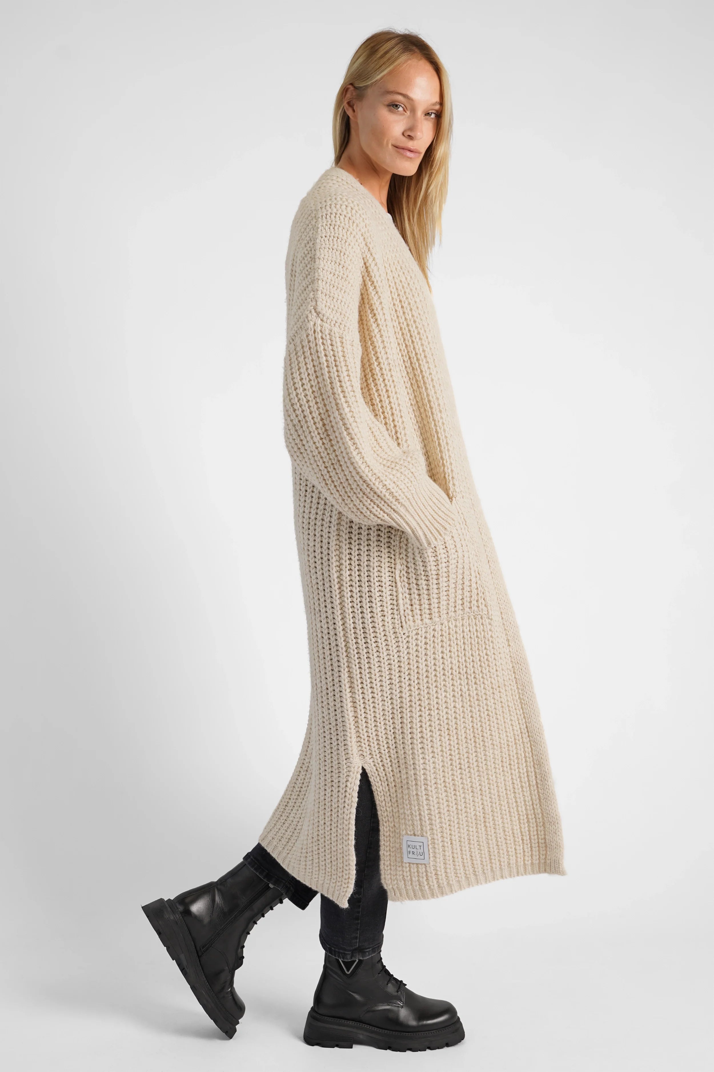LOLA Strickcardigan beige oversized offen mit aufgesetzten Taschen und lockerem Schnitt